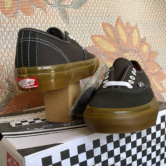 Vans Men’s Skate Authentic
Raven/Gum
VNOA5FC8241
Sneakers - athletic shoes - Picture 10 of 16